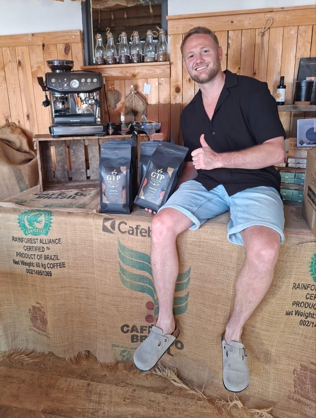 Oprichter van Goed te Pas Koffie met de koffiezakken Genieten en Karakter